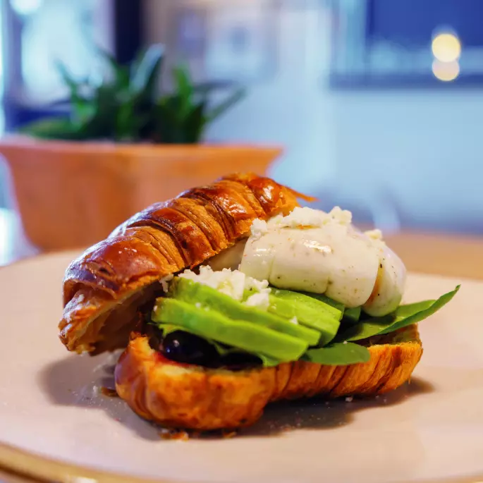 Croissant de mantequilla y huevo