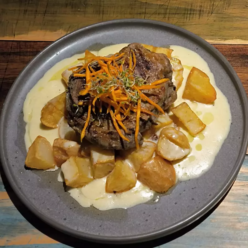 LOMO CON PAPAS A LA CREMA