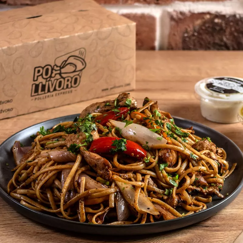 Tallarín saltado de pollo