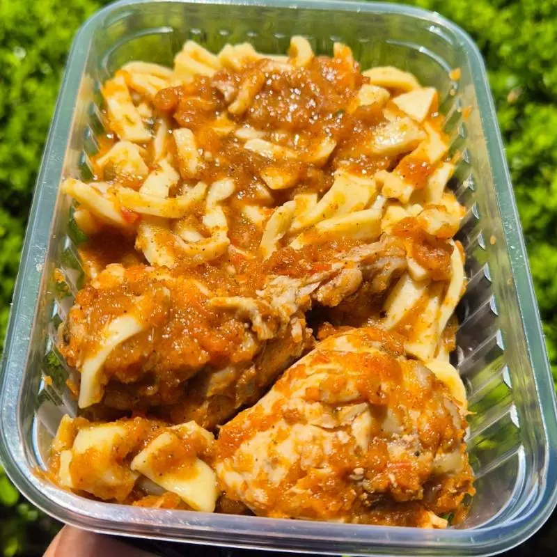 Macarrão caseiro com coxinha da asa