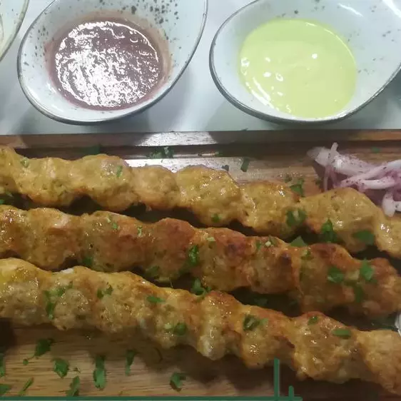 كباب دجاج مع المقبلات