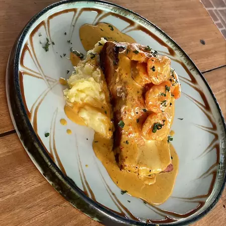 SALMON EN SALSA DE CAMARON