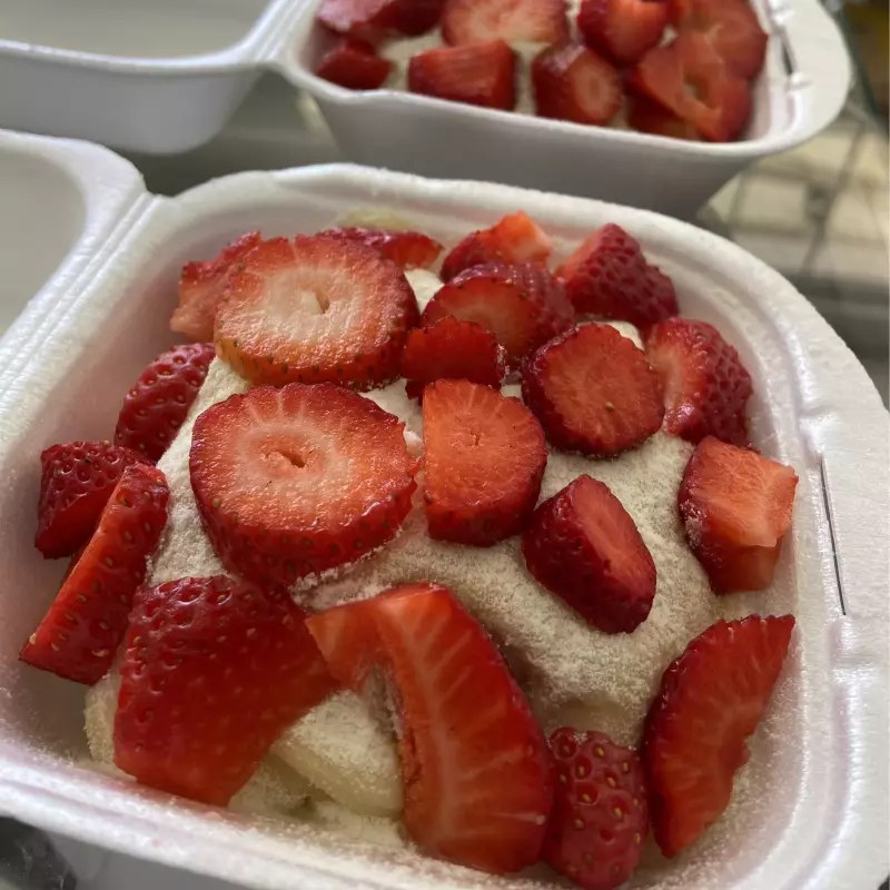 BOLO PEDAÇO NINHO C/ MORANGO.