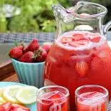 Limonada mineral de fresa.