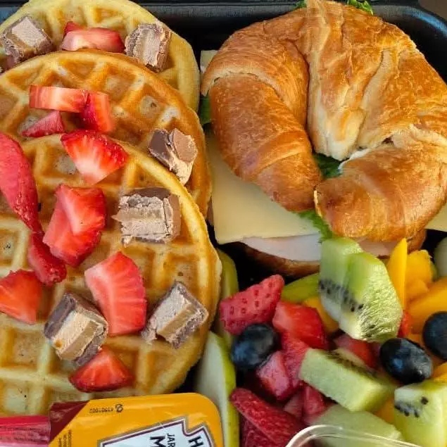 Box 🥞 wafle, croissant, fruta