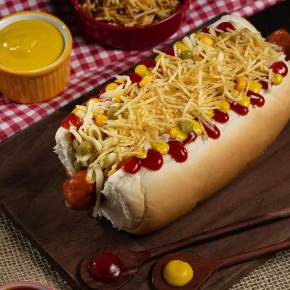 Cachorro supremo no prato