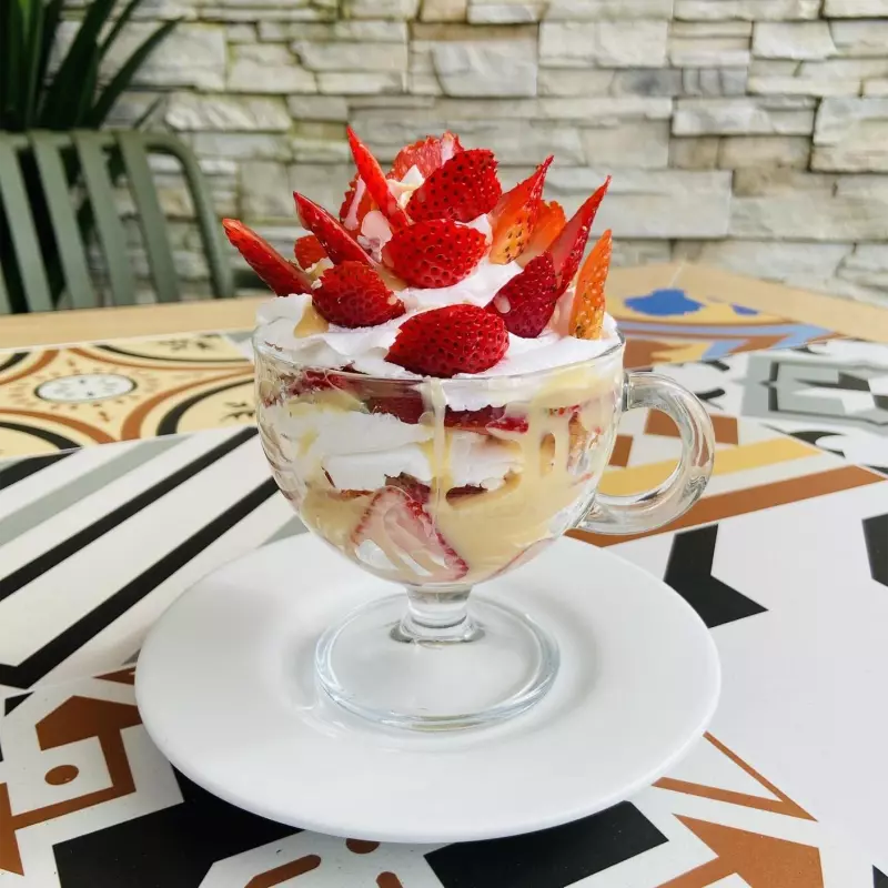 Fresas con crema y leche condensada