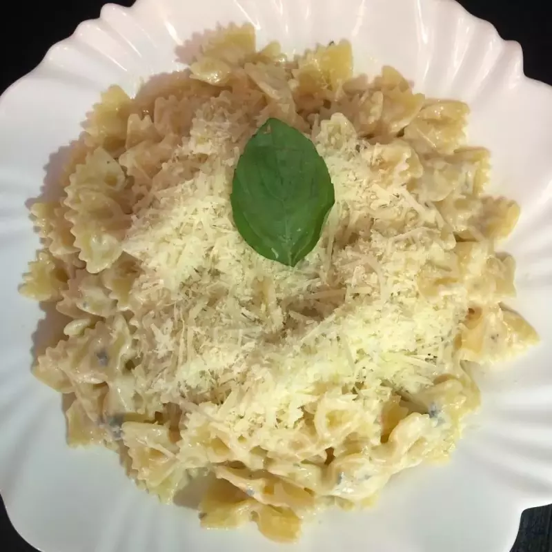 FARFALE COM MOLHO DE QUEIJOS