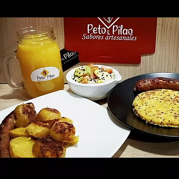 Arepa o papa criolla con chorizo