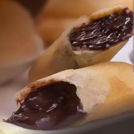 Rolinho primavera de chocolate