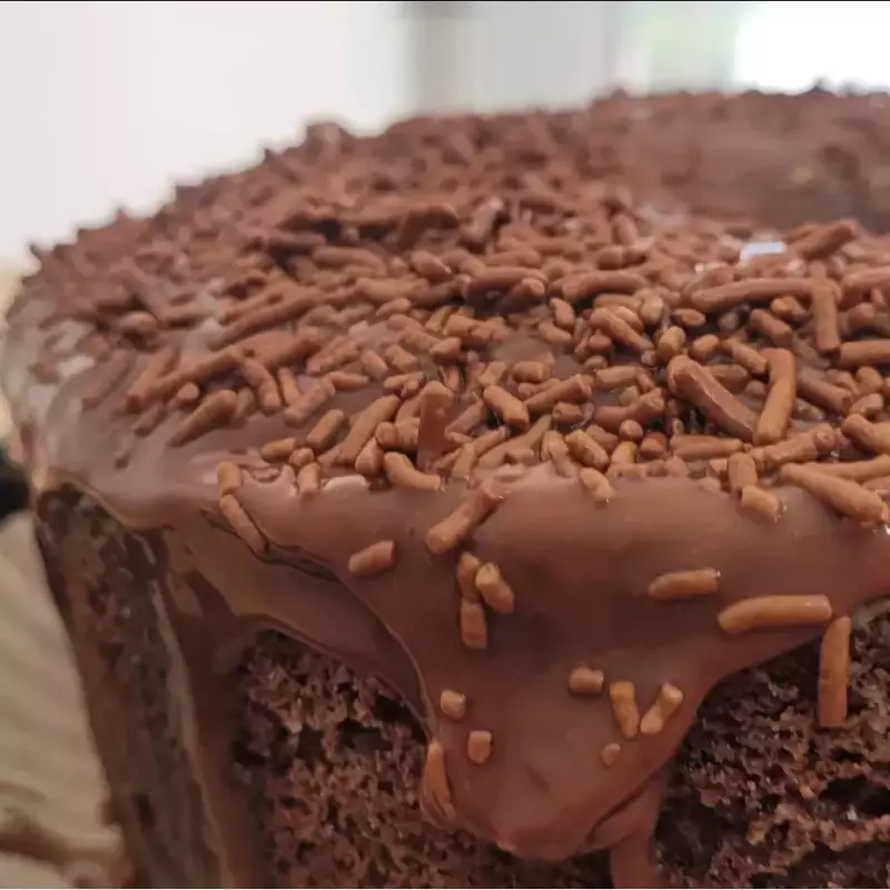 BOLO DE CHOCOLATE COM COBERTURA