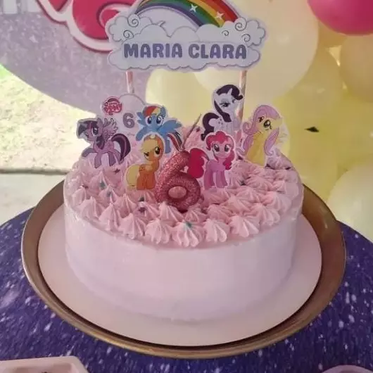 Bolo confeitado com chantilly vegano