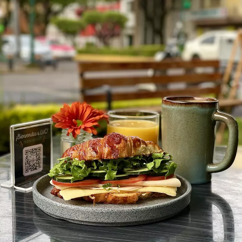Promo Croissant, Jugo y Café