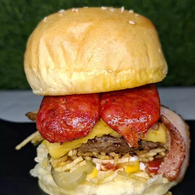 CHORI BURGER + PAPAS