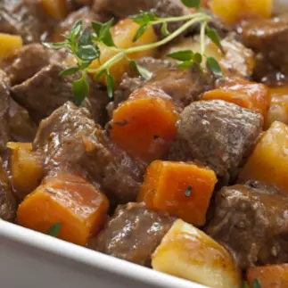 PICADINHO  DE CARNE COM LEGUMES