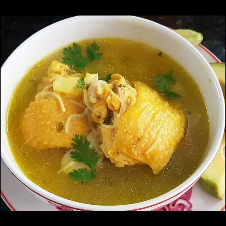 SOPA DE POLLO AMARILLO CON VERDURAS