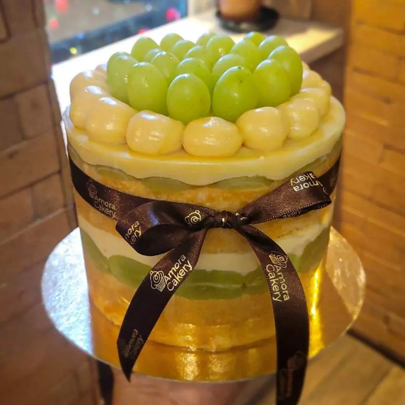 Naked Cake Uva com Brigadeiro branco