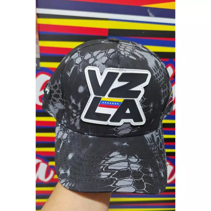 Gorra camuflada negra letras negras