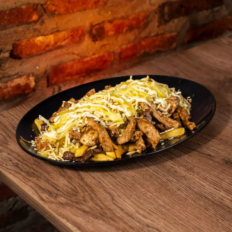 Salchipapa parrillada