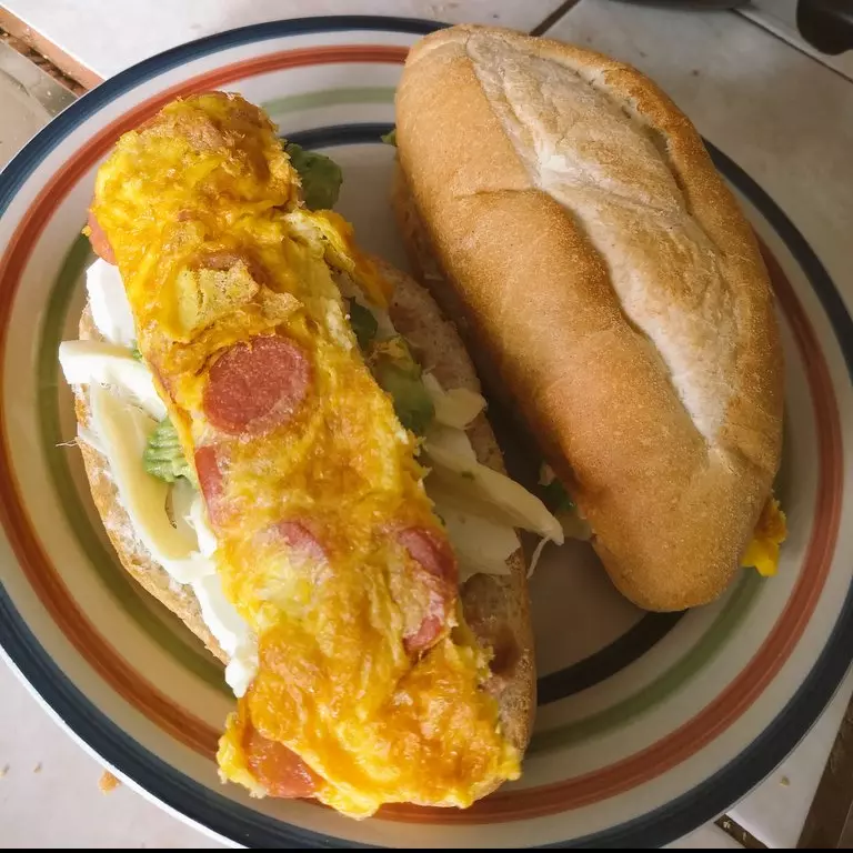 TORTA DE HUEVO CON SALCHICHA