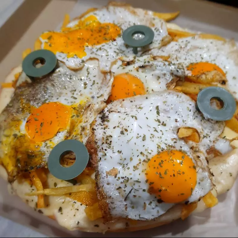 Papas fritas y huevo frito