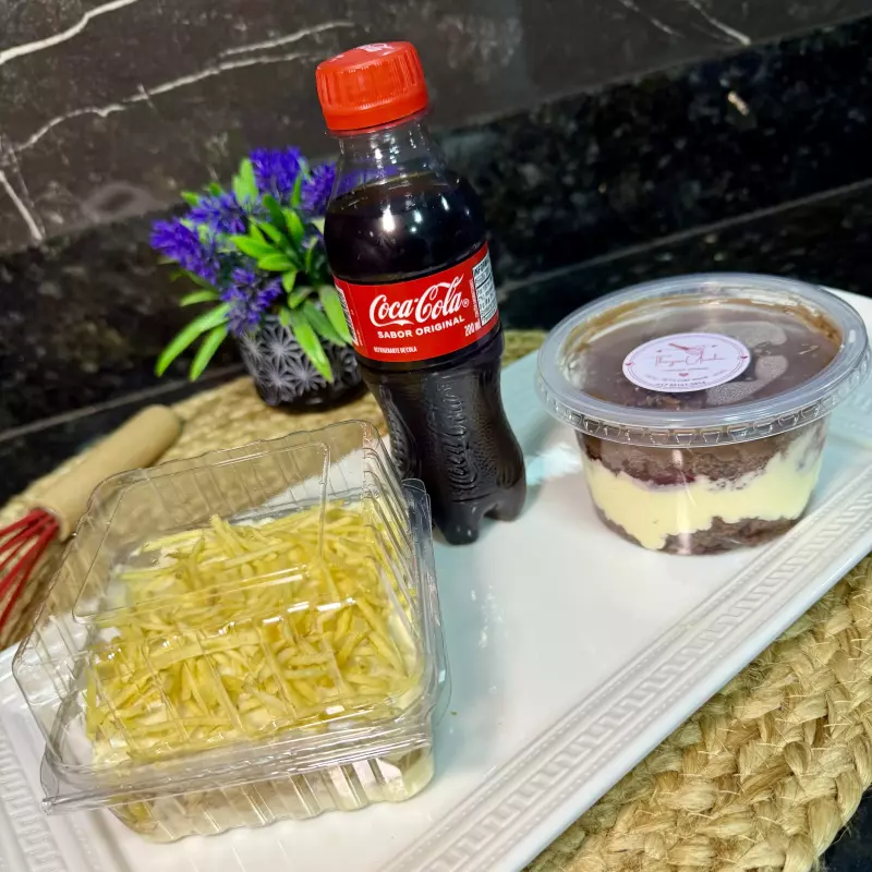 Bolo salgado+ bolo doce+ coca cola