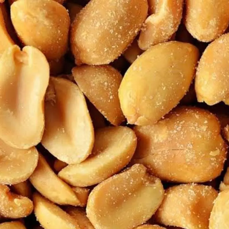 Amendoim sem pele com sal