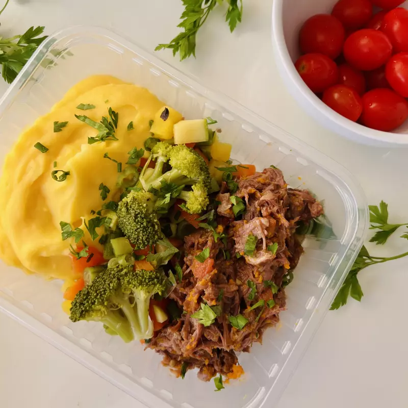 Carne Desfiada,Purê Mandioq.,Legumes