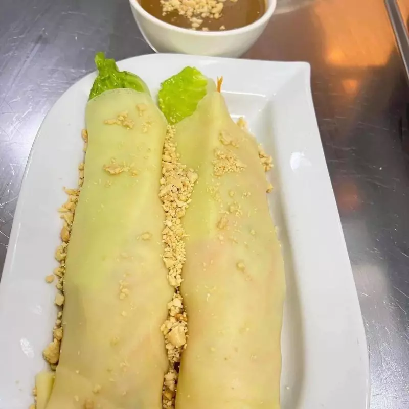 Fresh lumpia W/peanutbutter sauce