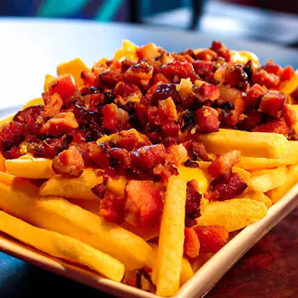 Batata M com Cheddar e Calabresa