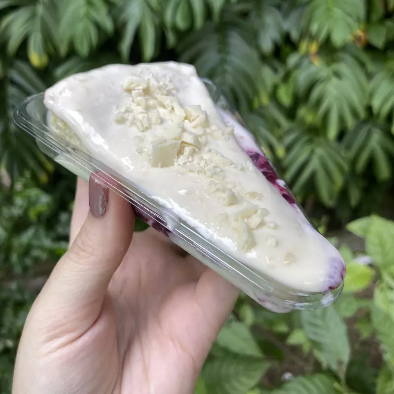 Fatia Bolo de limão com fr vermelhas