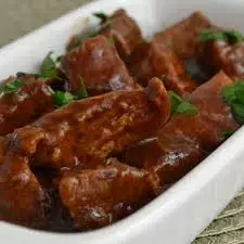 Carne assada com molho ferrugem