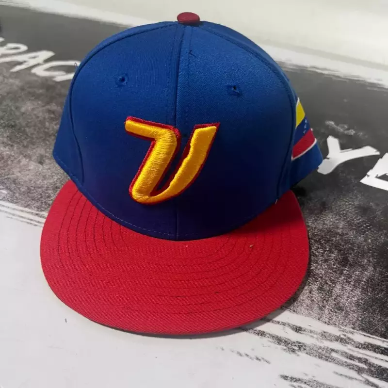 Gorra azul con roja