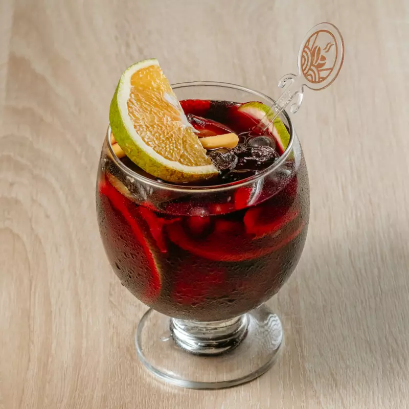Copa de sangría con vino tinto