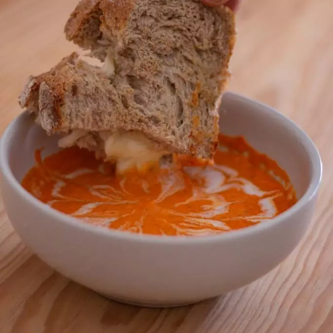 Grilled cheese + sopa tomate