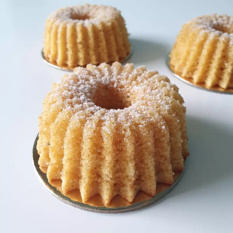 Cornmeal cake with guava paste