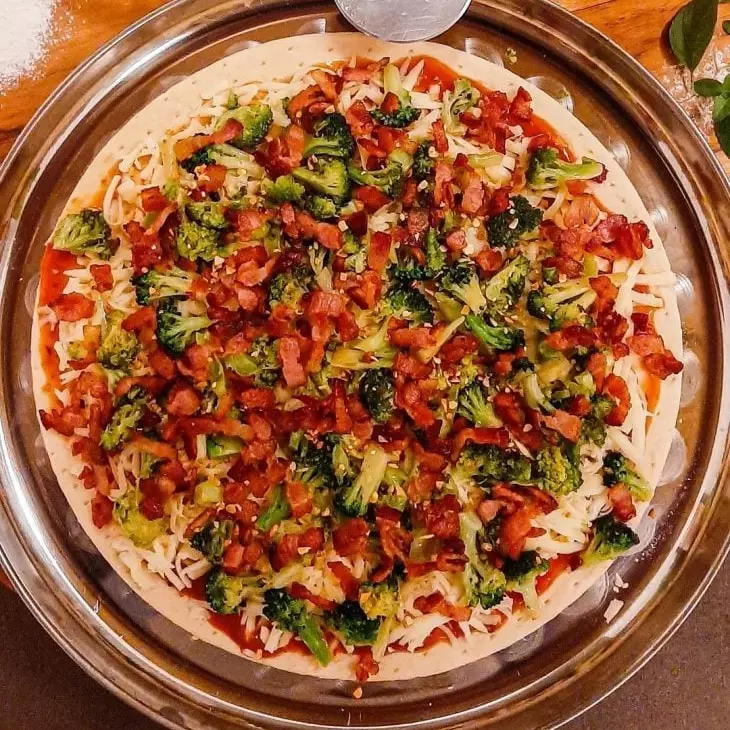 Pizza Brócolis com Mussarela (2980)