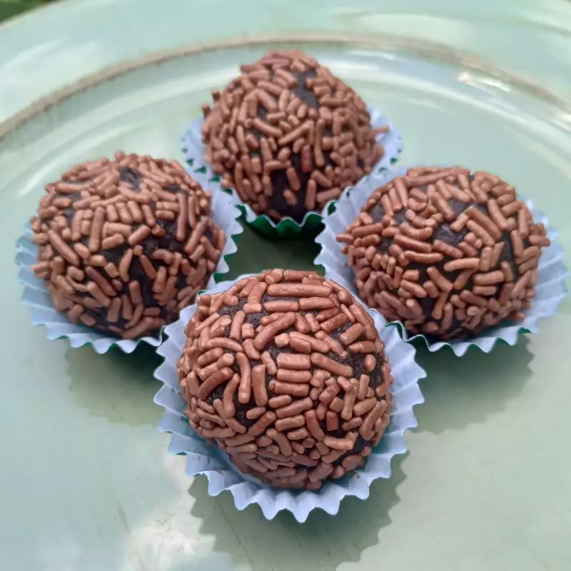 Brigadeiro de tâmaras e cacau.