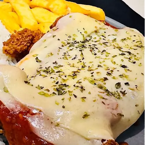 CONTRA FILÉ Á PARMEGIANA MISTURA