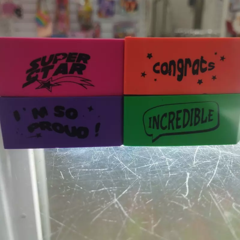 Borrador con frases neon
