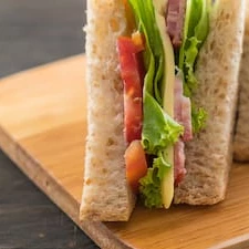 Pão de forma + peito de peru + cream cheese + tomate + alface