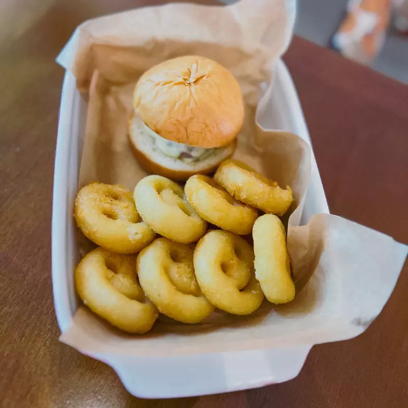 Mini hambúrguer com batatas fritas