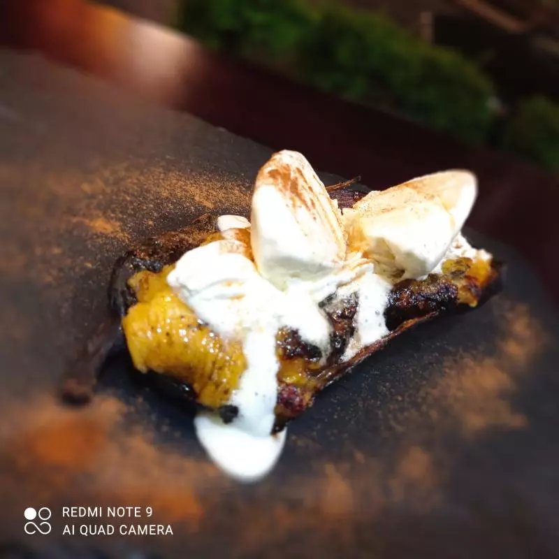 Maduro Asado con Miel y Helado