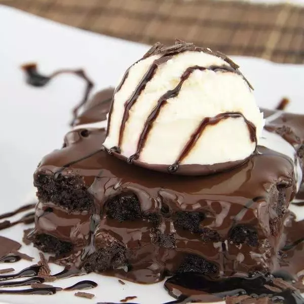 TORTA MOJADA DE CHOCOLATE CON HELADO