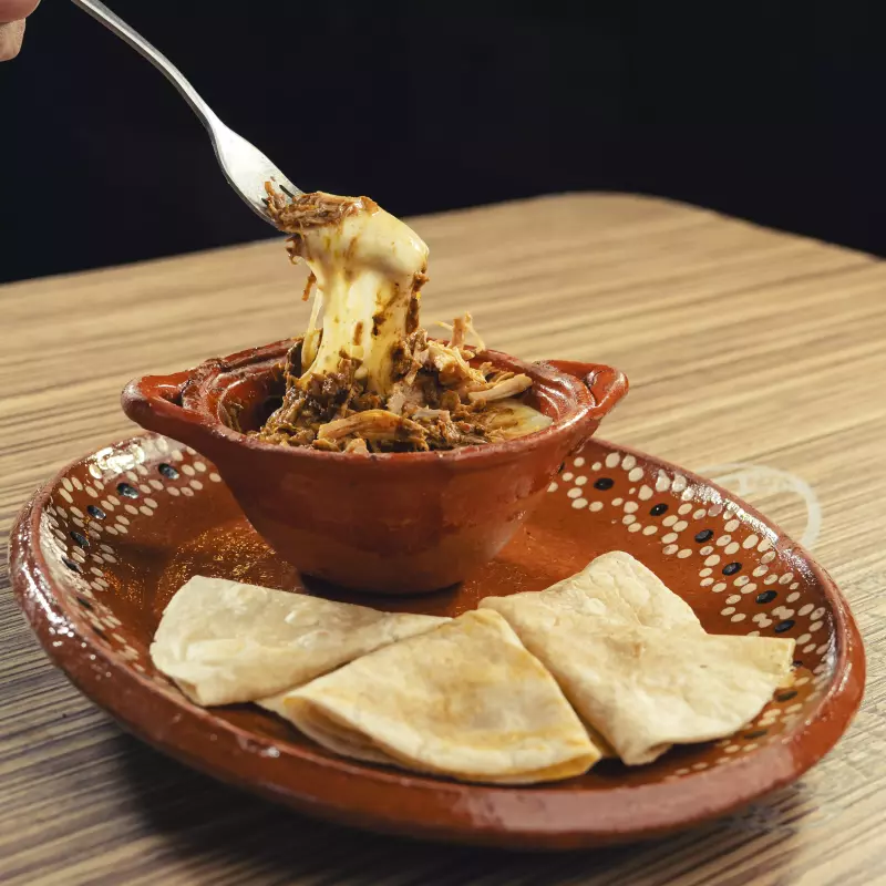 QUESO FUNDIDO CON BIRRIA