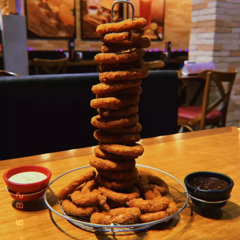 Torre de cebola empanada