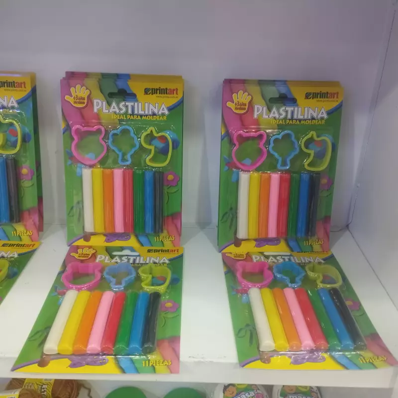 Plastilina con molde.