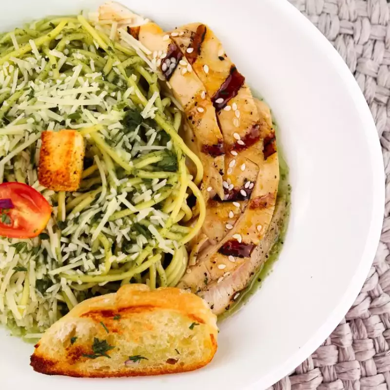 •Macarrones al Pesto con pollo Grill