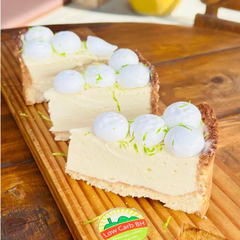 FATIA DE TORTA COM SUSPIRO