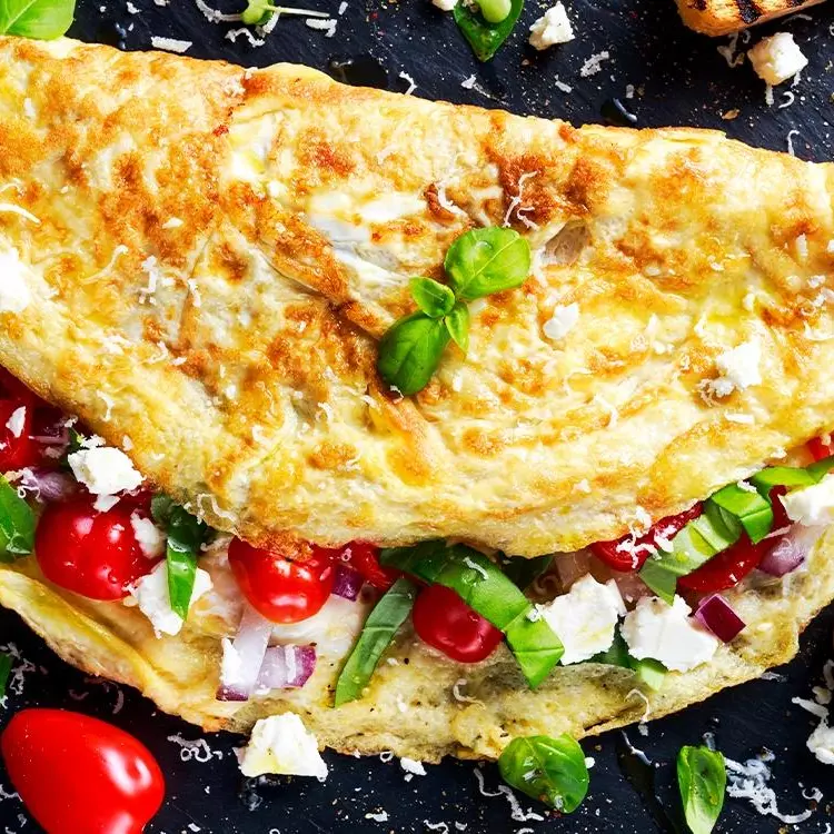 OMELETE RECHEADA FRANGO E QUEIJO